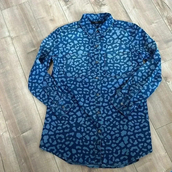 NEW G.I.L.I. Printed Denim Button Front Top Animal Print Spots Sz S - Picture 3 of 9